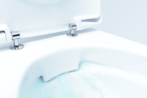  Hygiene und Pflegeleichtigkeit von WC-Anlagen sind im halböffentlichen und öffentlichen Bereich von entscheidender Bedeutung. Spülrandlose WC-Keramiken, beispielsweise „Rimfree“ von Keramag, haben keine verborgenen Stellen, an denen sich Schmutz ansammeln kann. Das sieht auch der Besucher. 