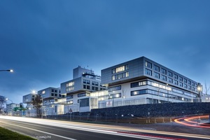  Neben barrierefreien Patientenzimmern – insgesamt stehen 550 Betten zur Verfügung – beherbergt das neue Haus der SLK-Kliniken Heilbronn GmbH einen zentralen OP-Bereich mit 16 Operationssälen. 