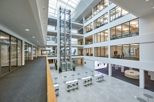  Das neue Gebäude am Standort Bad Pyrmont zeichnet sich durch eine moderne und offene Architektur aus.  
