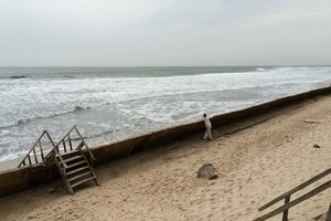  Der Klimawandel bedroht viele Städte, wie hier eine Maßnahme zum Strandschutz in der westafrikanischen Stadt Banjul, der Hauptstadt Gambias, zeigt. 