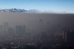  „Smart Energy“- und „Smart Mobility“-Konzepte dienen nicht nur zum Schutz des Weltklimas, sondern tragen auch erheblich zum Schutz von städtischen Agglomerationen bei; wie notwendig dies ist, zeigt der Smog über Almaty in Kasachstan. 