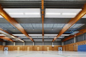  In der Georg-Schindler-Sporthalle wurden insgesamt 24 Deckenstrahlplatten „ZBN“ mit integrierten LED-Einbauleuchten installiert. Die energiesparende 2-in-1-Lösung wurde per Kettenabhängung an Weitspannträgern befestigt.  