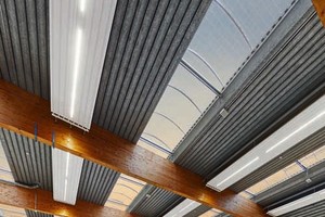  Die Stadt Waldkirch ging für ihre Sporthalle 2016 auf die Suche nach einem Flächenheizsystem, das für ein angenehmes Hallenklima sorgt, sowie nach einer LED-Beleuchtung. Die ballwurfsicheren Deckenstrahlplatten „ZBN“ mit LED-Einbauleuchten von Zehnder vereinen beide Anforderungen in einem System. 