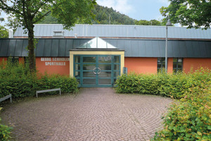  Die 1982 gebaute Georg-Schindler-Halle in Waldkirch wird von Schulen und Sportvereinen genutzt. Im Rahmen der Sanierung des Heizsystems lieferte Zehnder Deckenstrahlplatten inklusive LED-Beleuchtung, welche als platzsparende Ergänzung zu den Oberlichtern genutzt wird. 