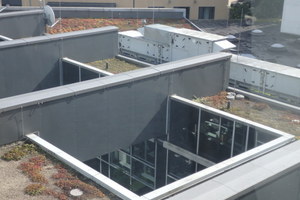  Blick auf das Dach mit einer RLT-Anlage hinter dem Lichthof 