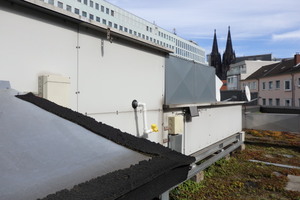  Die RLT-Anlage mit Direktverdampfer und direkt angetriebenen Ventilatoren ist auf dem Dach aufgestellt. 