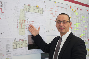  Ulf Krech, Geschäftsführer der FEWOG, mit den Plänen seines ersten Mieterstromprojekts 
