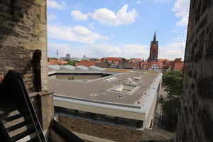  Vom Beginenturm aus gesehen: Das Flachdach des Historischen Museums am Hohen Ufer.  