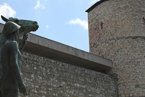  Flugdach des Historischen Museums am Hohen Ufer mit Beginenturm und Leibniz-Zitat 