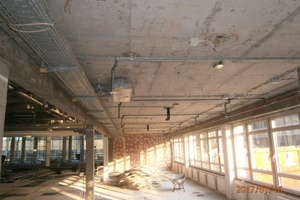  Im Zuge der Umbauarbeiten wurden in der ehemaligen ZDF-Bibliothek die Zwischendecken und der Doppelboden komplett entfernt.  