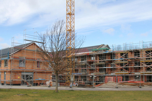  In Neubiberg werden zwei Mehrfamilienhäuser mit insgesamt 35 Wohnungen als Mieterstromprojekt realisiert, bei dem die PV-Anlagen auf dem Dach von der Genossenschaft Bürger-Energie Unterhaching betrieben werden. 