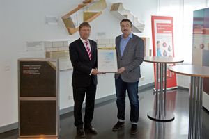  Günther Mertz (links) überreicht Martin Schwark, Manager Segment Cold Piping der Deutsche Rockwool GmbH &amp; Co. KG, die Mitgliedsurkunde des BTGA. 