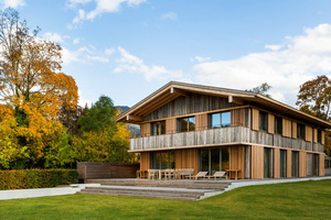 Die Villa Tegernsee zitiert gekonnt die Architektur der Einfirsthöfe in der Umgebung. Holz ist das vorherrschende Baumaterial. 