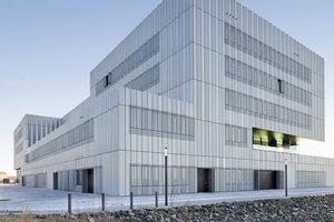  In der Fassadenoberfläche des geplanten Neubaus der Thünen-Institute spiegeln sich die Licht- und Wetterverhältnisse wider.
Bild: Arup / Rossmann 