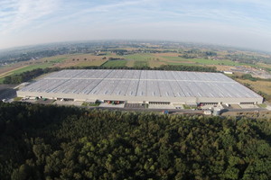  Luftbild mit neuem Logistikzentrum in Hückelhoven-Ratheim, Gewerbegebiet Rurtal. Versiegelte Fläche 160.000 m², davon mit Folie beschichtete Dachfläche 122.000 m².  