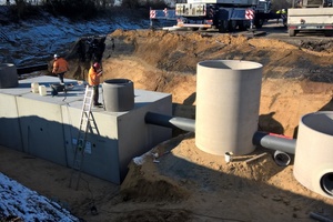  Niederschlagswasserbehandlung, Anlage Südwest. Trennbauwerk, Drosselschacht und Lamellenklärer (links im Bild). 