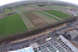  Luftbild mit neuem Logistikzentrum in Hückelhoven-Ratheim. Offener Betonkanal als Ersatz für ein Regenrückhaltebecken, sammelt das Dachwasser und das behandelte Oberflächenwasser zur verzögerten Ableitung in das nächstgelegene Fließgewässer. 