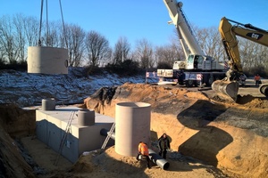  Niederschlagswasserbehandlung, Anlage Südwest. Trennbauwerk, Drosselschacht und Lamellenklärer (links im Bild). 