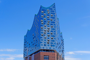  Auch bei der Elbphilharmonie in Hamburg stellt Edelstahl Rostfrei seine Werkstoff­eigenschaften unter Beweis. 