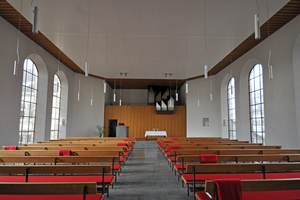  Durch das Einziehen einer Zwischendecke befindet sich der Kirchenraum im Obergeschoss. Er wurde mit einem Deckensegel inklusive Heiz- und Kühlfunktion ausgestattet. 