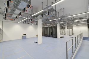  Rechenzentrum mit Versorgung aus dem Doppelboden (Kühlwasser, Luft) und der Decke (Strom, Daten) 