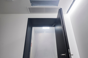  Der Rauchtest bestätigte die 100-%ige Funktionsfähigkeit des Luftschleiers (das Decken­element ist für das Foto geöffnet), der im Basement den Schleusenbereich trotz Winddruck aus der geöffneten Eingangshalle rauchfrei hält. 