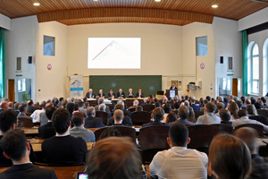  Günther Mertz begrüßt die 340 Teilnehmer im Hörsaal 3010 der TU Berlin. 