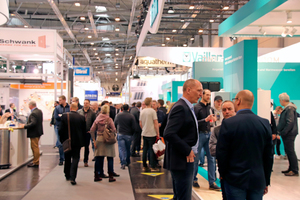  Fachgespräche und Meinungsaustausch gehören zu den großen Vorteilen eines Messebesuchs wie hier bei den Heizungssystemen in Halle 3 auf der SHK Essen. 