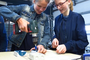  Die Schülerinnen Lisa (links) und Leonie arbeiten an einem Werkstück. 
Foto: Caverion GmbH 