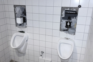  Im Zuge der Modernisierung erfolgte die Umrüstung auf elektronisch auslösende Unterputz-Spülarmaturen „Compact II“ an allen Urinalen ... 