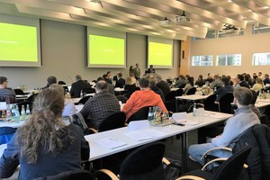  Stephanie Lorey &amp; Daniel Dorner, beide wörner traxler richter planungs­gesellschaft mbh, und David Tocü, Invscotec/brendel Ingenieure GmbH, bei ihrem Vortrag zum Thema „Das Architekturmodell als Basis für Gebäudesimulationen“. 