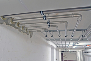  Die meisten neuen Rohrleitungen ließen sich im Untergeschoss direkt unter der Decke anbringen.  