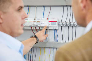  Über ein Touch-Display an der Control Unit lässt sich das ABB-Strommesssystem „CMS“ komfortabel initialisieren und bedienen. 