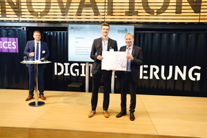  Dr. Andreas Goerdeler, Unterabteilungsleiter nationale und europäische Digitale Agenda im BMWi (Bildmitte links) überreicht Felix Dorner, Geschäftsführer aedifion GmbH, die Urkunde. 