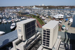  Daikin-Splitgeräte (Montagephase) mit Blick auf den Yachthafen in Neustadt 