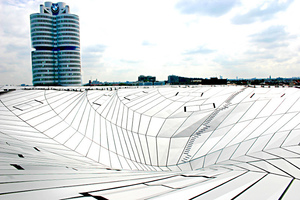  BMW Welt, München | In den Doppelkegel einlaufendes Dach mit flächenbündig integrierten RWA-Geräten 