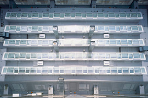  Sparkasse, Frankfurt | Blick aufs Dach: klassische Glaslichtbänder Lamilux "PR60" 