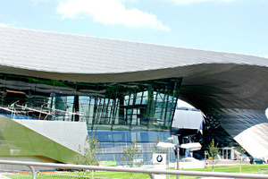  BMW Welt, München | Seitenansicht mit architektonisch prägendem Doppelkegel 