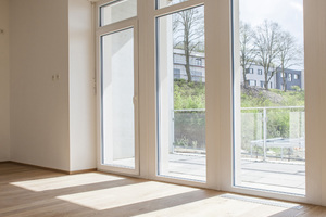  Neu entwickelte Flachkanäle ermöglichten die Integration der Außen- und Fortlüftung in den Fußbodenaufbau – ohne einen Verlust an Raumhöhe zum Vorteil des Wohnraumambientes. 