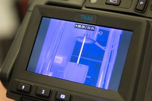  Die Infrarot-Wärmebildkamera kann auch im Maschinenbau eingesetzt werden: Ein Film zeigt die Wärmeentwicklung im Metallstab, wenn er auf Zug beansprucht wird.  