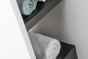  „Niva Bad“ nutzt den Wandabstand und schafft so zusätzlichen, praktischen Stauraum im Badezimmer. 