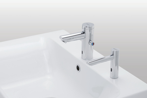  Das identische Design der Waschtisch-Armatur „Metrix“ und des Seifenspenders wertet öffentliche Sanitärräume auf. 