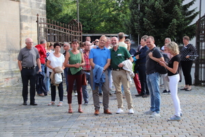  Teilnehmer des TGA-Golfevent vor der Besichtigung der unterirdischen Felsenkeller unter Bayreuth 