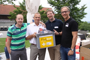  Marco Koch (rechts), Jung Pumpen, mit den glücklichen Gewinnern der Flutbox 