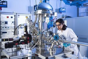  Doktorandin Niyousha Karimi Paridari untersucht die elektrochemischen Eigenschaften
unterschiedlicher Materialien, um sie für neue Energiespeichertechnologien nutzbar
zu machen. 
Foto: Laila Tkotz, KIT 
