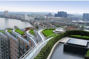  Exklusiver Wohnungsbau in London an der Themse mit intensiv begrünten Dachgärten. Im Sommer besteht Bewässerungsbedarf. Die damit einhergehende Verdunstungskühlung und Luftbefeuchtung verbessern das Mikroklima. Wäre ein großer Regenspeicher im Untergeschoss eingebaut, könnte dort der Überlauf der Dachbegrünung zur späteren Bewässerung zwischengespeichert werden. Die dezentrale Regenwasserbewirtschaftung des Objektes würde sich 100 % nähern, die Wassergebühren dem entsprechend sinken. 