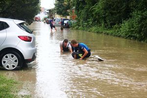  Lokaler Starkregen mit Überflutung in Frickingen/Bodenseekreis am 22. Juli 2016. Im Jahr 2016 dauerte die bedrohliche Wettersituation mehrere Wochen an und löste über einen längeren Zeitraum sehr viele einzelne Katastrophen in Kommunen verschiedener Regionen aus – ein meteorologisches Phänomen, das seinen Ursprung im so genannten „Tief Mitteleuropa“ hatte. 