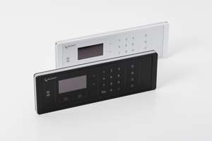  Das Funkbedienteil „FBT 250“ ist wahlweise in schwarz oder weiß erhältlich, jeweils mit silbernem Rahmen.  