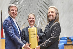  Michael Pauser (links) und Stefan Pauser (Mitte) nehmen die Auszeichnung als Innovativsten Marke aus den Händen von Plus X Award-Gründer und Präsident Donat Brandt (rechts) entgegen (Erster Deutscher Bundestag, Bonn, Juli 2018). 