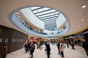  Die Rhein-Galerie in Ludwigshafen: Tageslichtdurchflutete Mall mit Glasdach "Lamilux PR60" samt RWA-Klappen. 